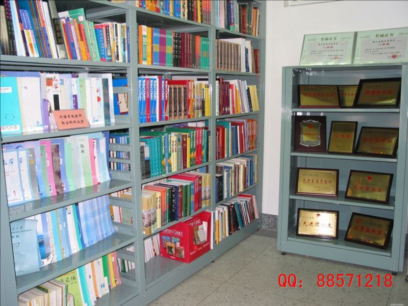 湘潭学院图书室书架