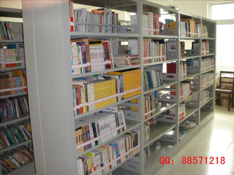 大学图书馆书架